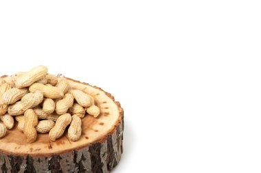 Beyaz arka plan üzerinde izole unshelled fıstık yığını