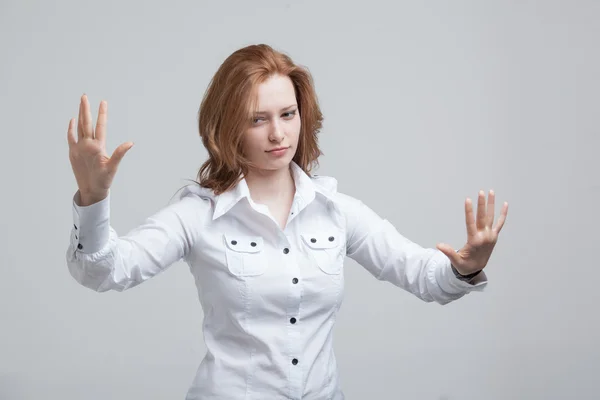 Jong meisje werken met virtuele scherm — Stockfoto