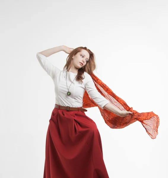 Kadın kırmızı bir mendil ile dans etek — Stok fotoğraf