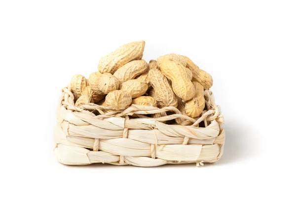 Cacahuetes aislados en cesta sobre fondo blanco —  Fotos de Stock