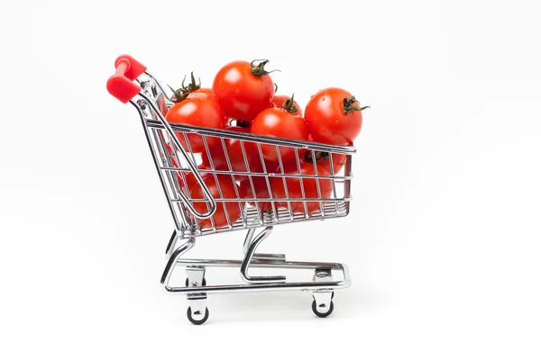 Carrinho de compras com tomates, isolado em branco — Fotografia de Stock