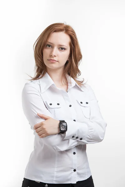 Meisje in witte blouse permanent, over zijn borst gekruiste armen — Stockfoto