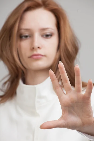 Jong meisje werken met virtuele scherm — Stockfoto