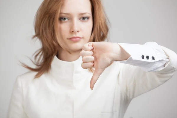 Geschäftsfrau zeigt Daumen nach unten — Stockfoto