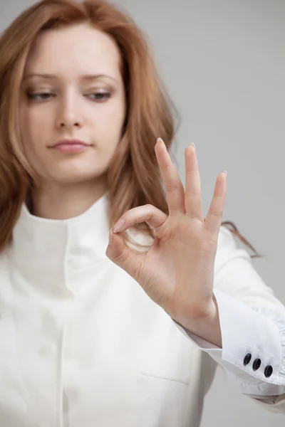 Zakelijke vrouw Toon ok symbool. — Stockfoto