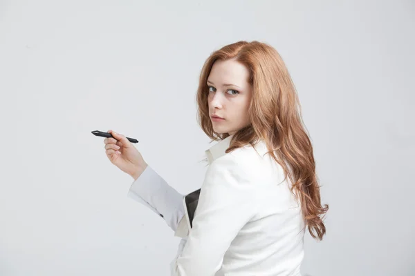Fiatal nő, toll, a szürke háttér — Stock Fotó