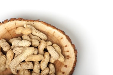 Beyaz arka plan üzerinde izole unshelled fıstık yığını