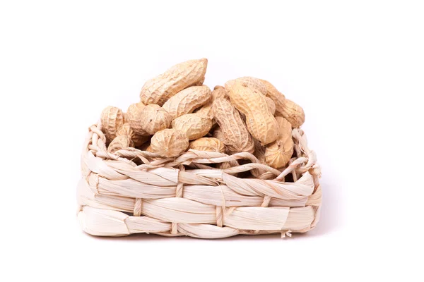 Cacahuetes aislados en cesta sobre fondo blanco —  Fotos de Stock