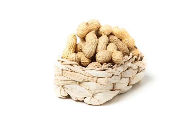 Cacahuetes aislados en cesta sobre fondo blanco — Foto de Stock