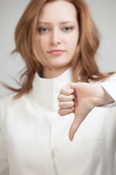 Geschäftsfrau zeigt Daumen nach unten — Stockfoto