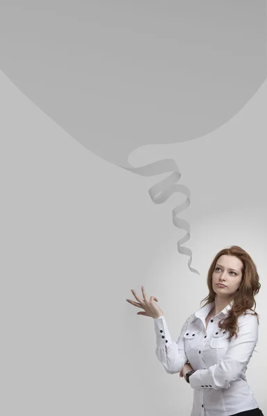 Geschäftsfrau und leere Sprechblase auf grauem Hintergrund. — Stockfoto