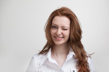 göz kırpıyor. Kız kameraya doğru göz kırpıyor.