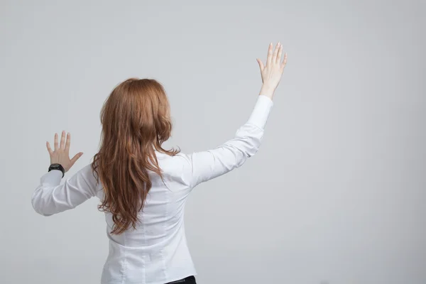 Jong meisje staat terug en het werken met virtuele scherm — Stockfoto