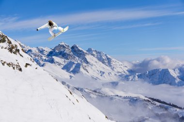 dağlar üzerinde uçan snowboarder