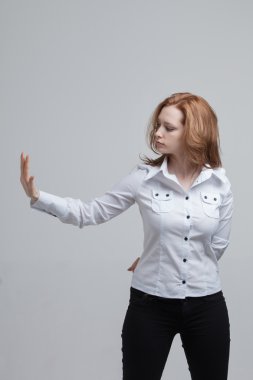 genç kız ayakları geri ve sanal ekran ile çalışma