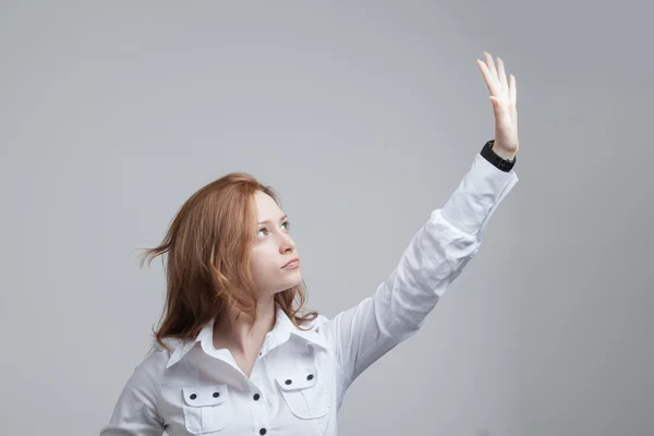 Jong meisje staat terug en het werken met virtuele scherm — Stockfoto