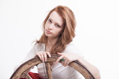 eski bir vagon tekerlek ile genç kadın