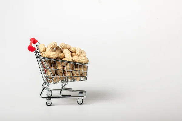 スーパー マーケットのトロリーの unshelled ピーナッツ — ストック写真