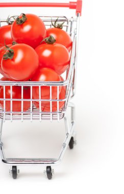 alışveriş sepeti ile üzerine beyaz izole domates,