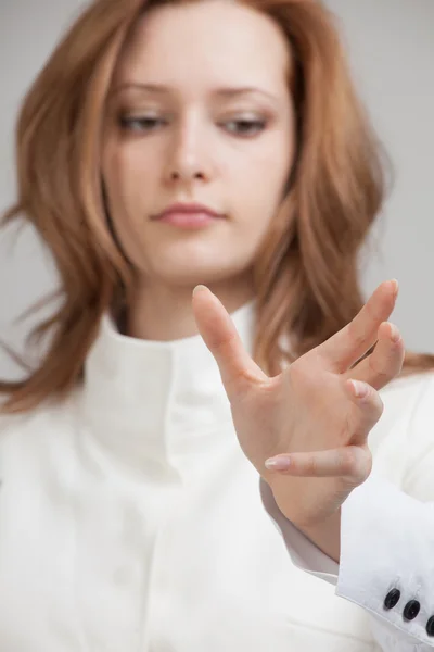 Jong meisje werken met virtuele scherm — Stockfoto