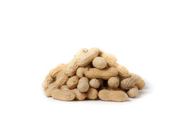 Fıstık yığın üzerinde beyaz izole