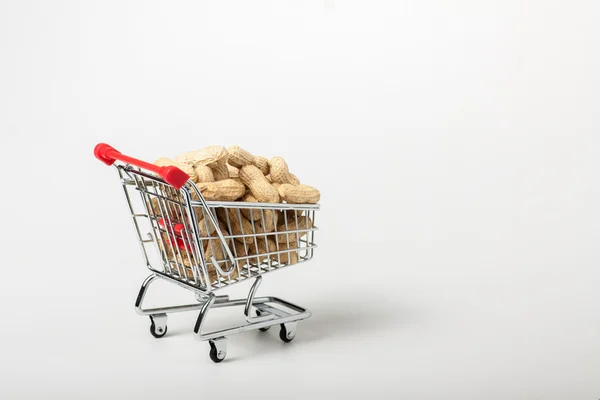 スーパー マーケットのトロリーの unshelled ピーナッツ — ストック写真