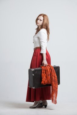 bir bavul vintage kırmızı etek kadında