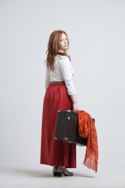 bir bavul vintage kırmızı etek kadında