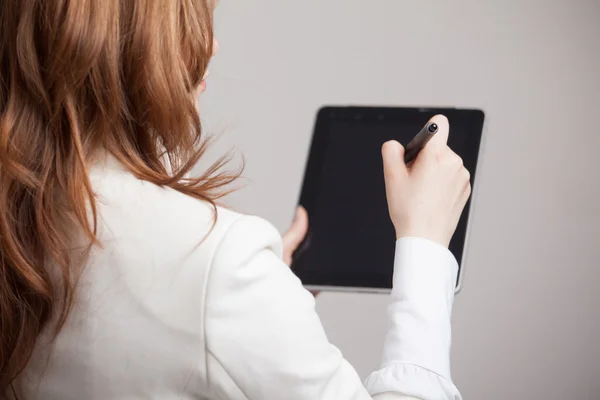 Mujer escribe con lápiz en una tableta — Foto de Stock