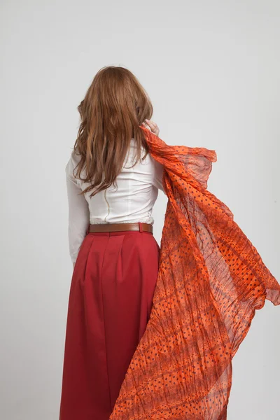 Женщина в юбке танцует с красным платком — стоковое фото
