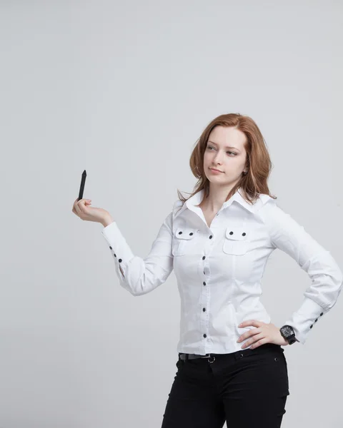 Junge Frau mit Stift auf grauem Hintergrund — Stockfoto