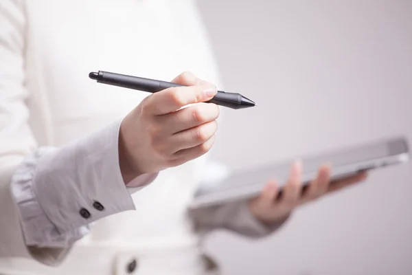 Woman holding a tablet and stylus — Stock Photo, Image