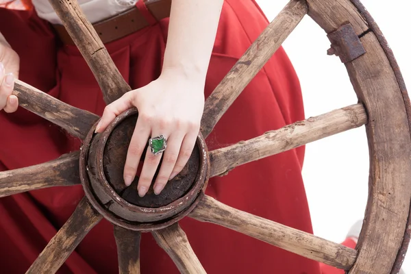 Eski ahşap bir kadının el bir halka ile tekerlek