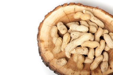 Beyaz arka plan üzerinde izole unshelled fıstık yığını