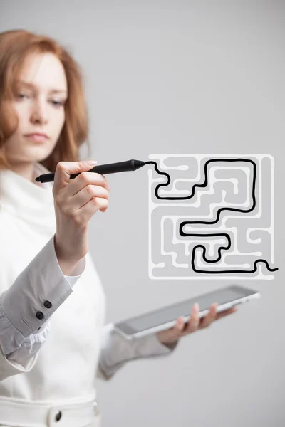 Geschäftsfrau findet Labyrinth-Lösung beim Schreiben auf Whiteboard. — Stockfoto