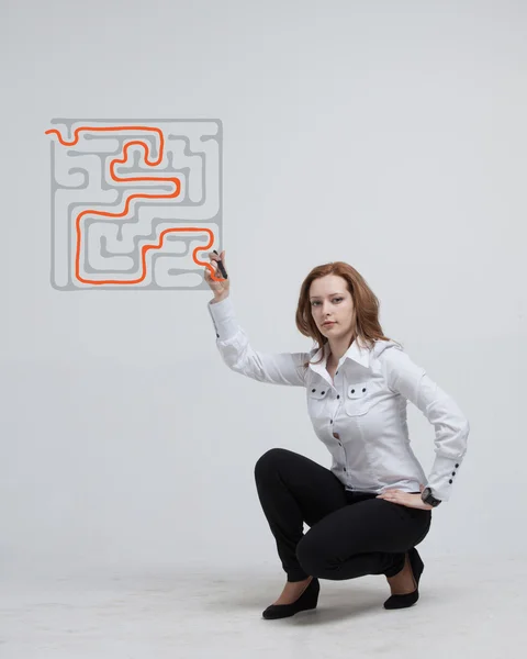 Geschäftsfrau findet Labyrinth-Lösung beim Schreiben auf Whiteboard. — Stockfoto