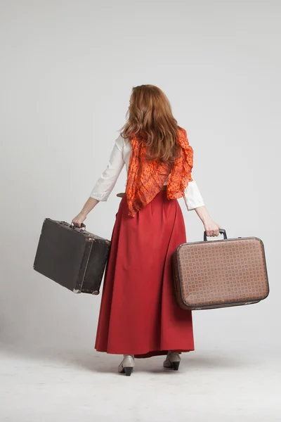 Bavul vintage kırmızı etek kadında — Stok fotoğraf