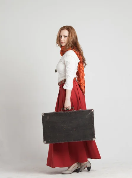 Bavul vintage kırmızı etek kadında — Stok fotoğraf