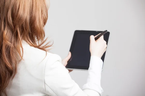 Жінка пише зі стилусом на планшеті — стокове фото
