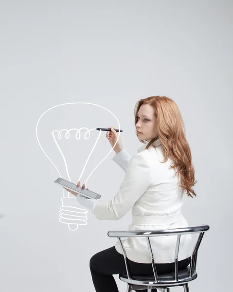 Affärskvinna ritning och idé lampa på Whiteboard-tavlan — Stockfoto