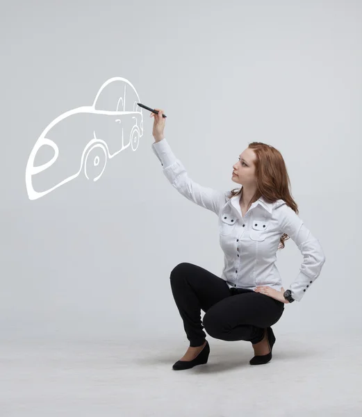 Mujer dibujando coche, concepto sobre el tema de los sueños o la planificación financiera —  Fotos de Stock