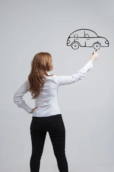 Kobieta rysunek samochód, pojęcie na temat marzeń lub planowania finansowego — Zdjęcie stockowe