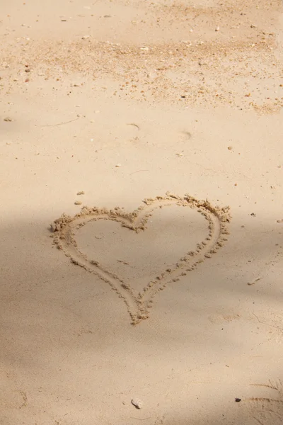 Srdce nakreslené v písku. — Stock fotografie