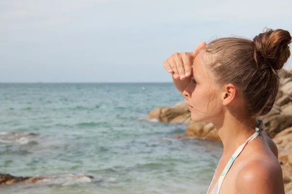 Frau steht am Strand — Stockfoto