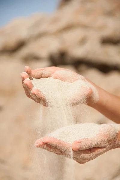 Sand flows through the female hands — Stock Photo, Image