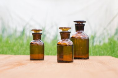 booden yönetim kurulu ve çim üzerinde küçük kahverengi şişe