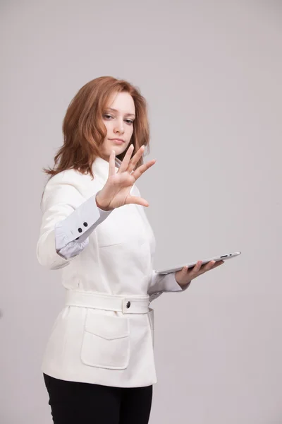 Chica joven trabajando con pantalla virtual — Foto de Stock