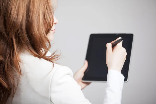 Vrouw schrijft met stylus op een Tablet PC — Stockfoto