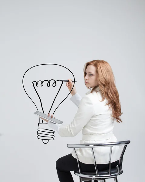 Lámpara de dibujo e idea de mujer de negocios en la pizarra — Foto de Stock