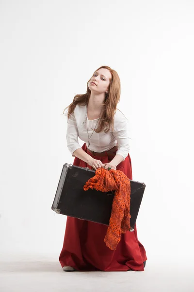 Woman lifts a heavy suitcase — Stock Photo, Image